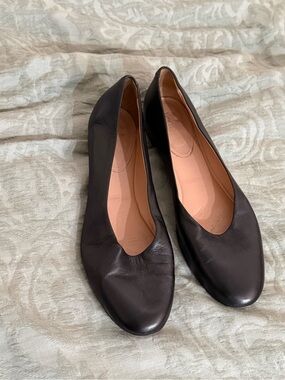 Lewit black short half an inch heeled flats (price is firm)